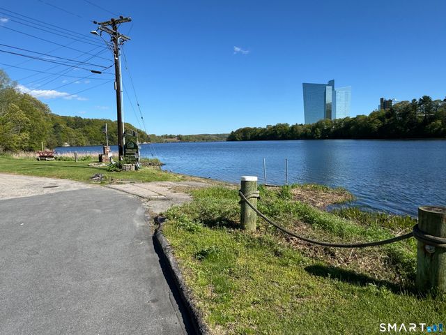 13 Trading Cove Drive, Norwich, CT 06360