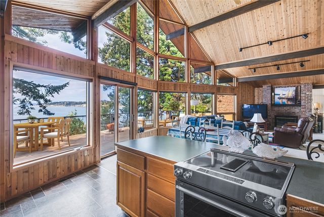 7616 Cypress Way, Anacortes, WA 98221