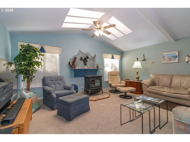 136 43RD Way, Florence, OR 97439