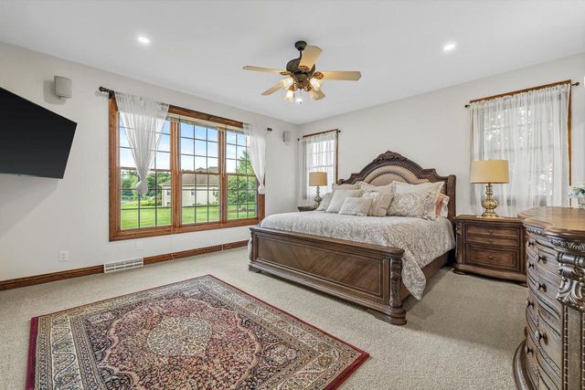 155 St. James CIRCLE, Union Grove, WI 53182