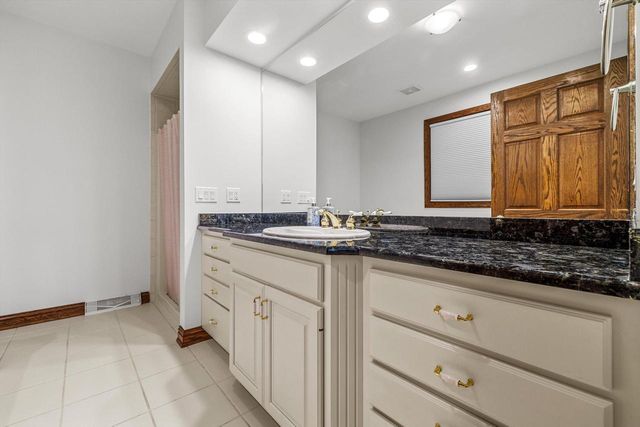 155 St. James CIRCLE, Union Grove, WI 53182