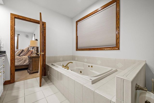155 St. James CIRCLE, Union Grove, WI 53182