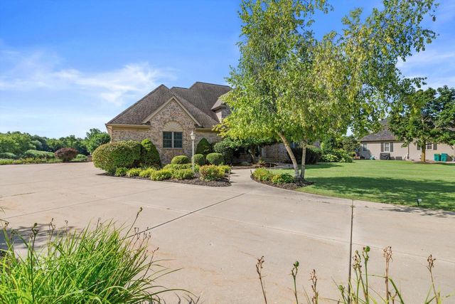 155 St. James CIRCLE, Union Grove, WI 53182