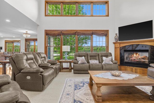 155 St. James CIRCLE, Union Grove, WI 53182