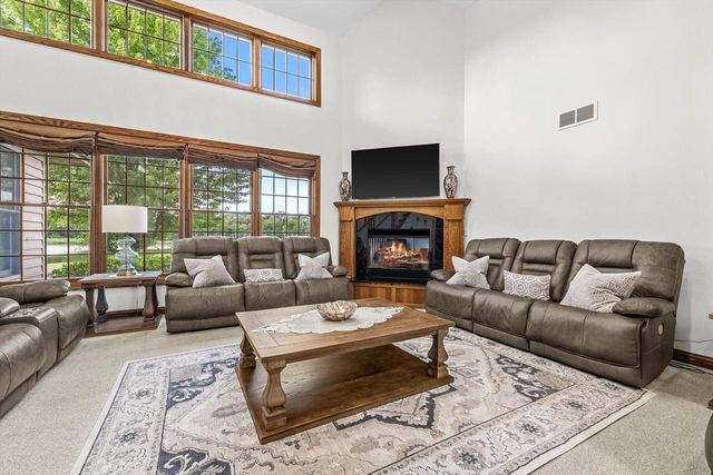 155 St. James CIRCLE, Union Grove, WI 53182