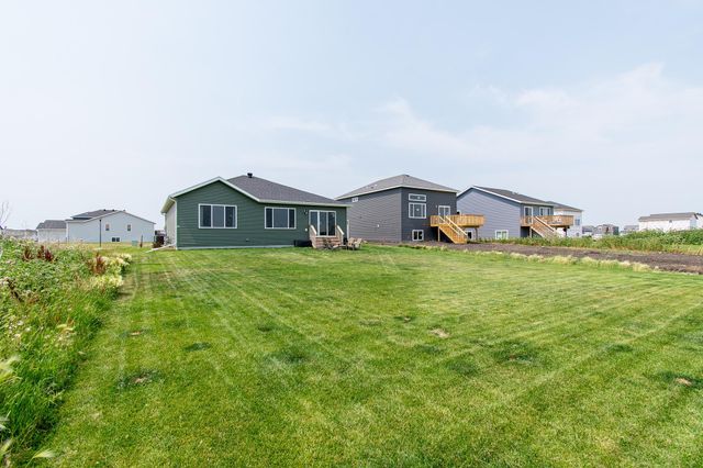 418 Lionheart Drive, Horace, ND 58047