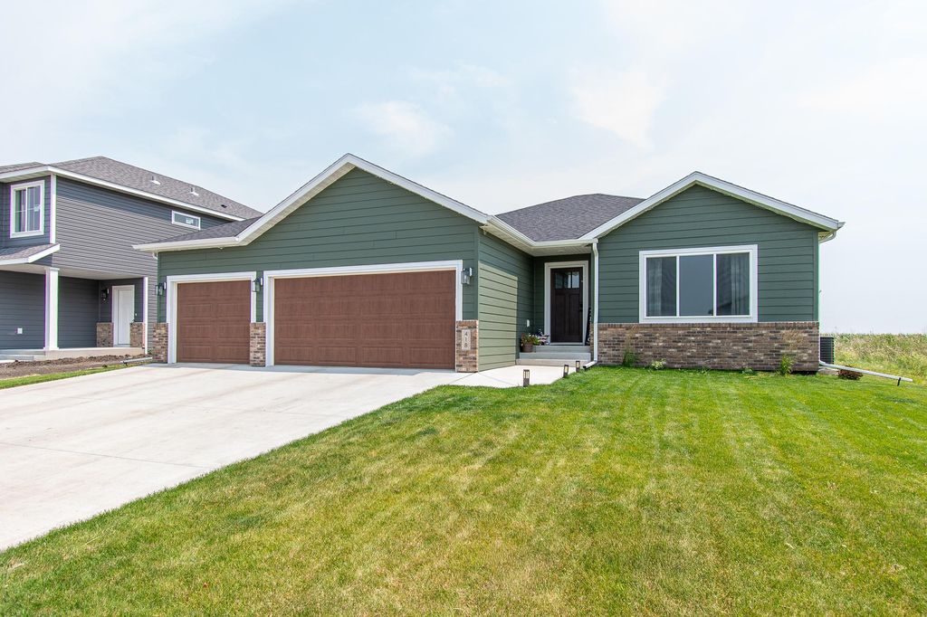 418 Lionheart Drive, Horace, ND 58047