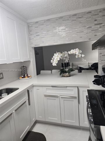 9410 Live Oak Pl 103, Davie, FL 33324