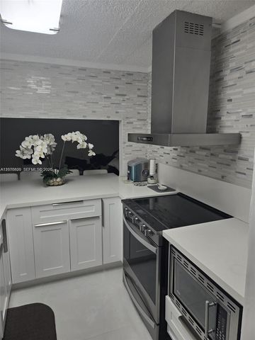 9410 Live Oak Pl 103, Davie, FL 33324