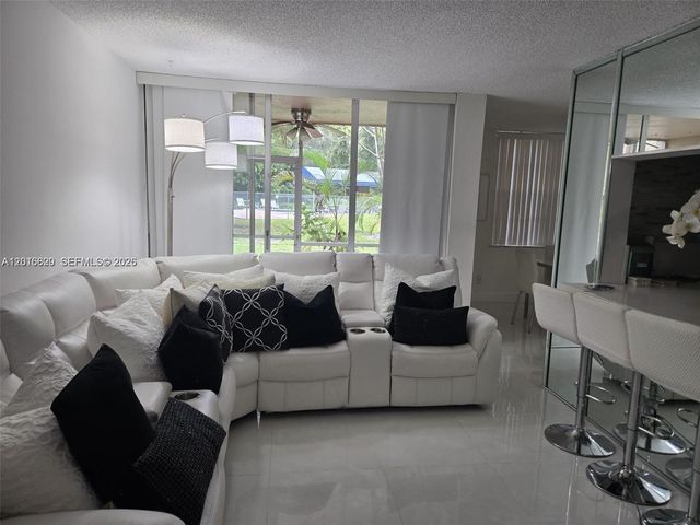 9410 Live Oak Pl 103, Davie, FL 33324