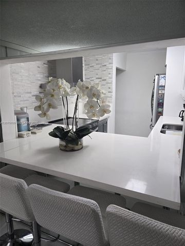9410 Live Oak Pl 103, Davie, FL 33324