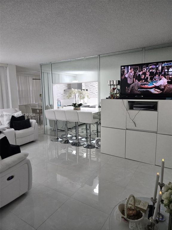 9410 Live Oak Pl 103, Davie, FL 33324
