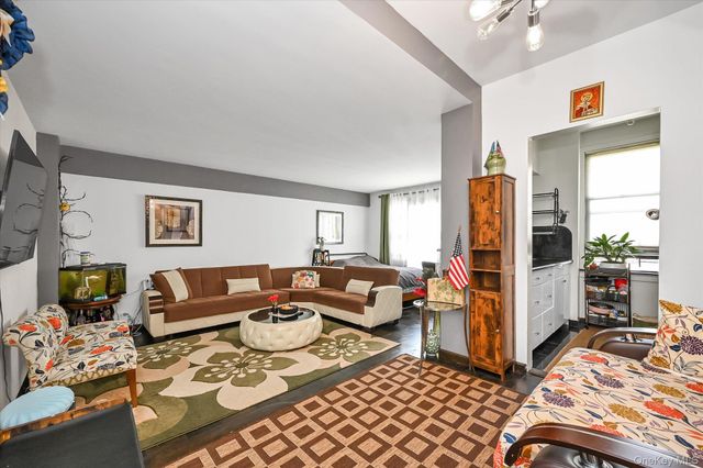 98-25 64th Road 5E, Rego Park, NY 11374