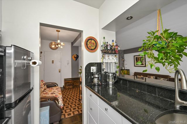 98-25 64th Road 5E, Rego Park, NY 11374