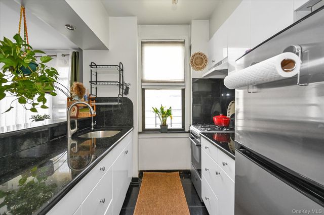 98-25 64th Road 5E, Rego Park, NY 11374