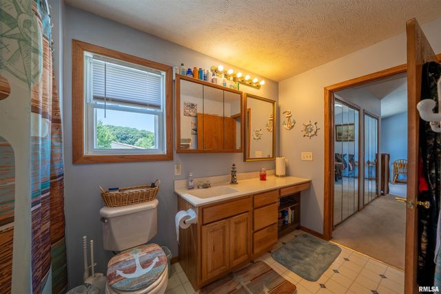 21501 N Berchtold Road, Chillicothe, IL 61523