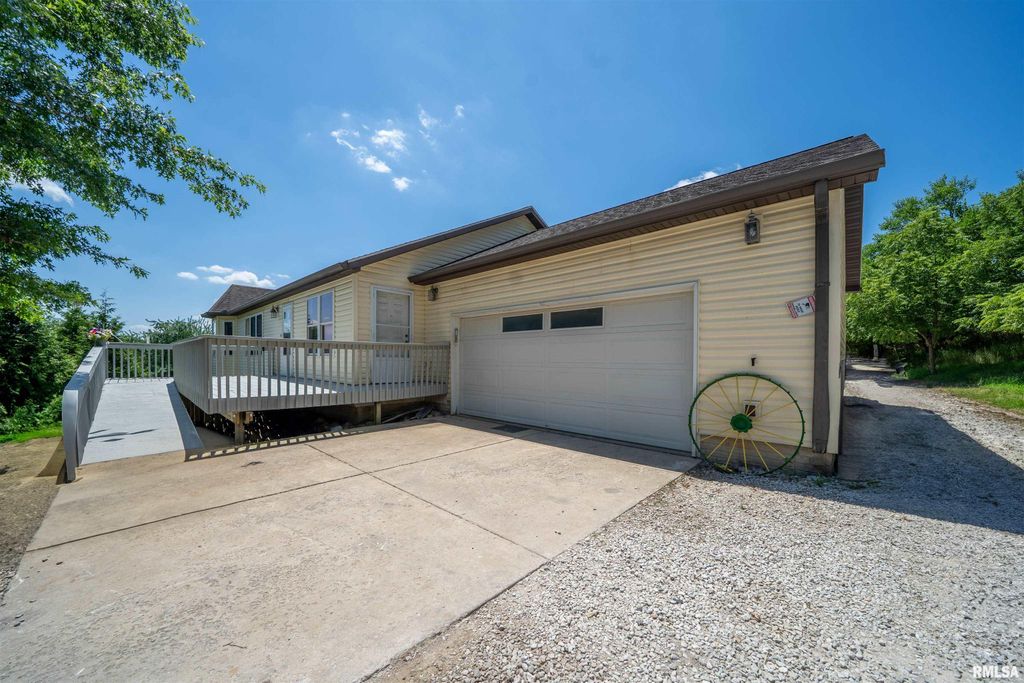 21501 N Berchtold Road, Chillicothe, IL 61523