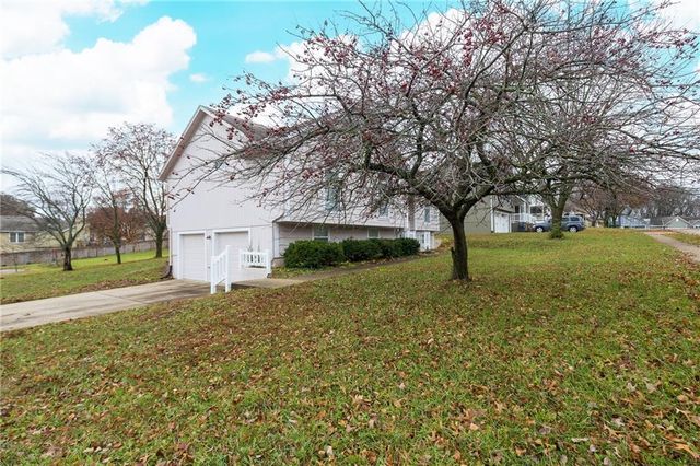 1317 NE Foxwood Drive, Lee's Summit, MO 64086