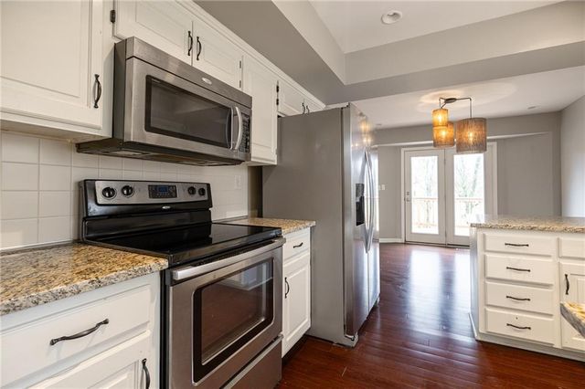 1317 NE Foxwood Drive, Lee's Summit, MO 64086