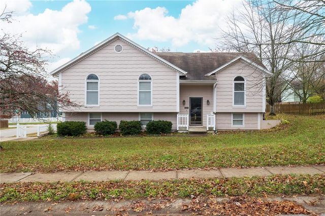 1317 NE Foxwood Drive, Lee's Summit, MO 64086