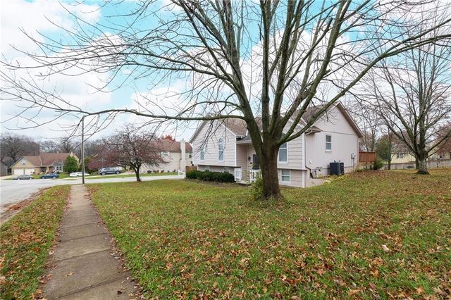 1317 NE Foxwood Drive, Lee's Summit, MO 64086