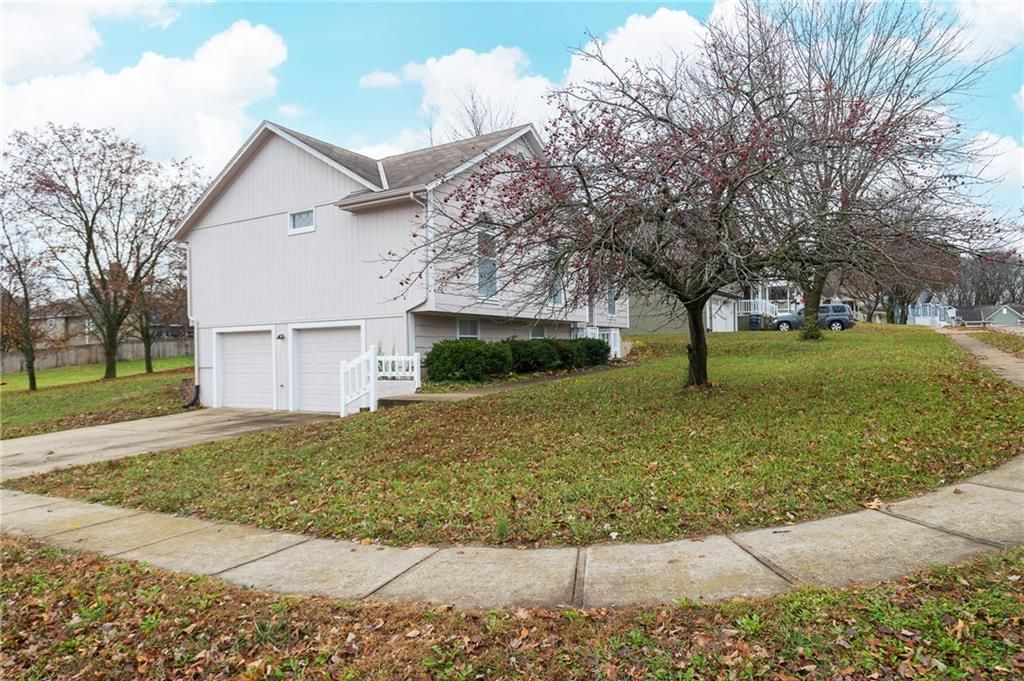 1317 NE Foxwood Drive, Lee's Summit, MO 64086