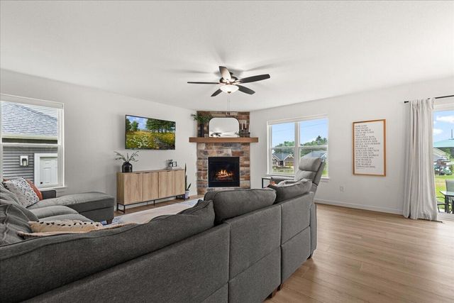192 Sapphire LANE, Saukville, WI 53080