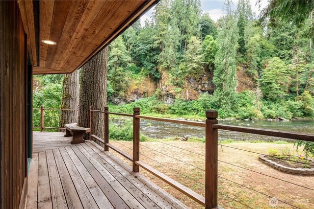 211 LaVerne Drive, Kalama, WA 98625