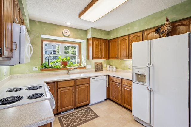 8112 Cobblestone Road, Urbandale, IA 50322