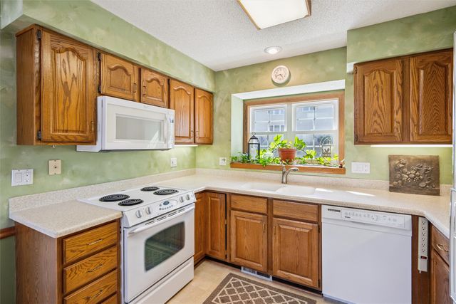 8112 Cobblestone Road, Urbandale, IA 50322