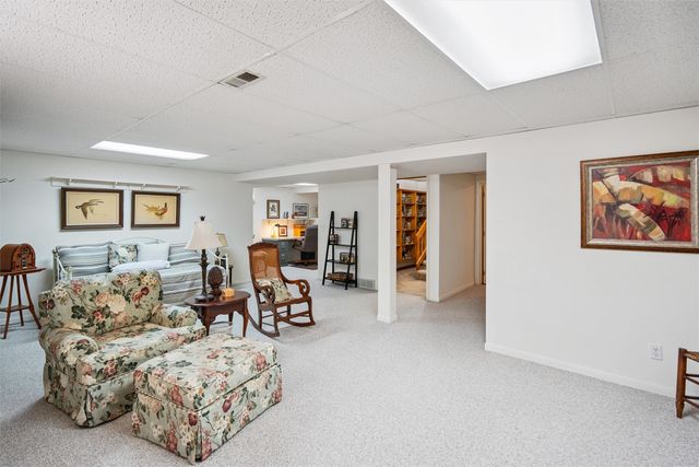 8112 Cobblestone Road, Urbandale, IA 50322