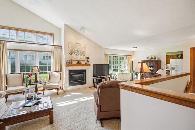 8112 Cobblestone Road, Urbandale, IA 50322