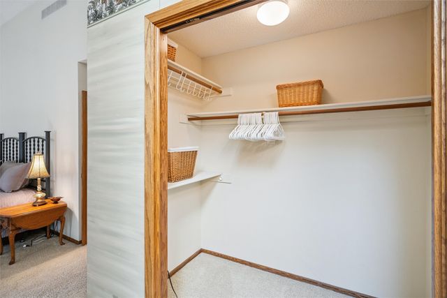 8112 Cobblestone Road, Urbandale, IA 50322