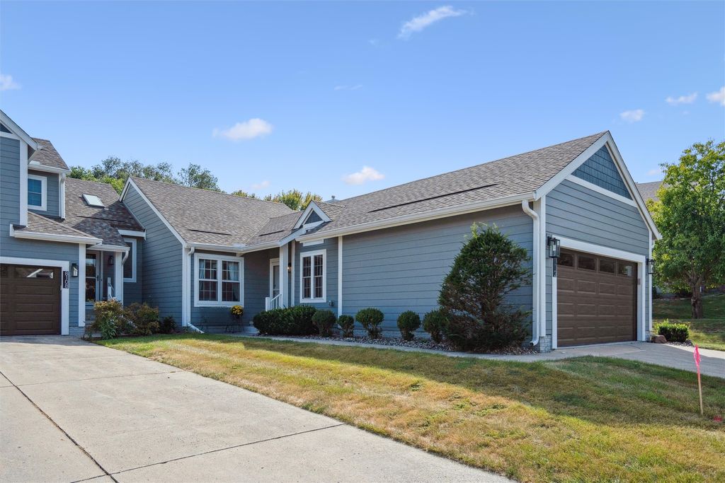 8112 Cobblestone Road, Urbandale, IA 50322