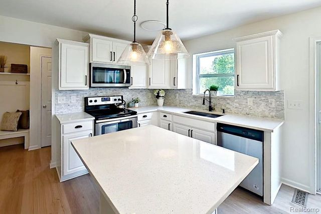 425 Knollwood Drive, Brandon Charter Township, MI 48462