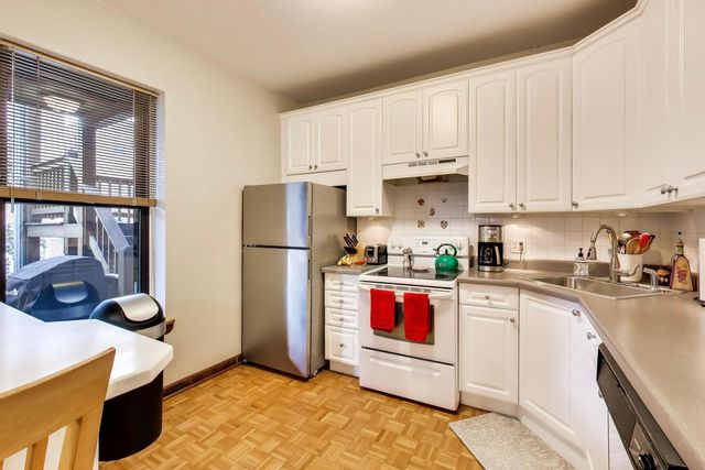 923 W Irving Park Road 2E, Chicago, IL 60613