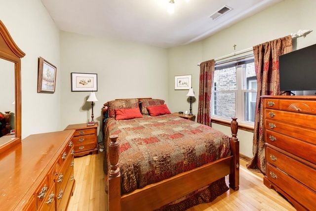 923 W Irving Park Road 2E, Chicago, IL 60613