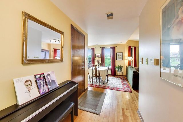 923 W Irving Park Road 2E, Chicago, IL 60613