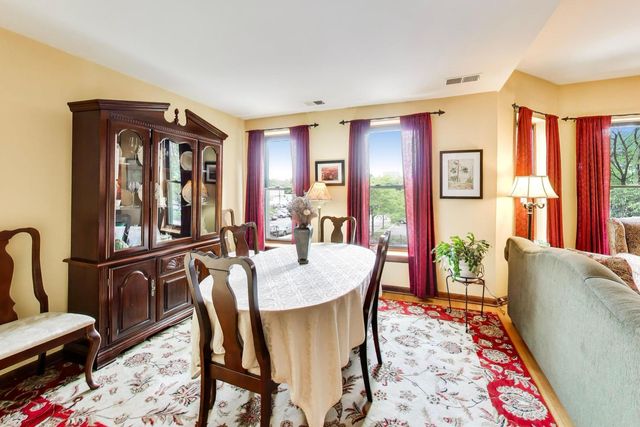923 W Irving Park Road 2E, Chicago, IL 60613