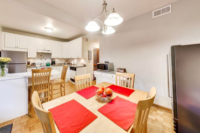 923 W Irving Park Road 2E, Chicago, IL 60613
