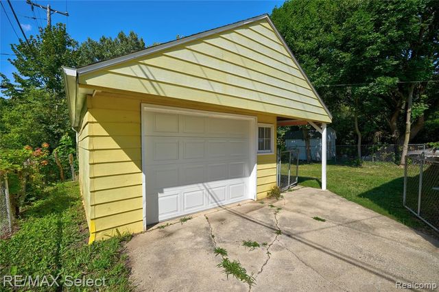 1920 Greenbrook Lane, Flint, MI 48507