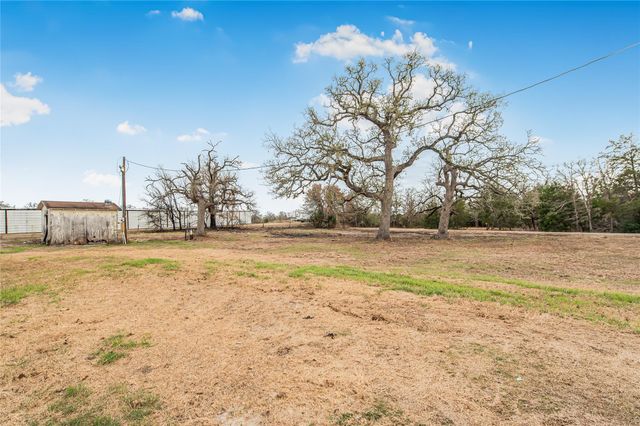 107 Leaning Oaks Street, Somerville, TX 77879