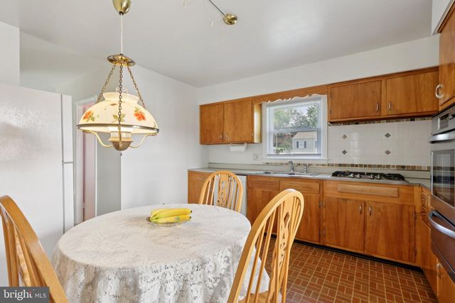 910 GLENROY RD, Philadelphia, PA 19128