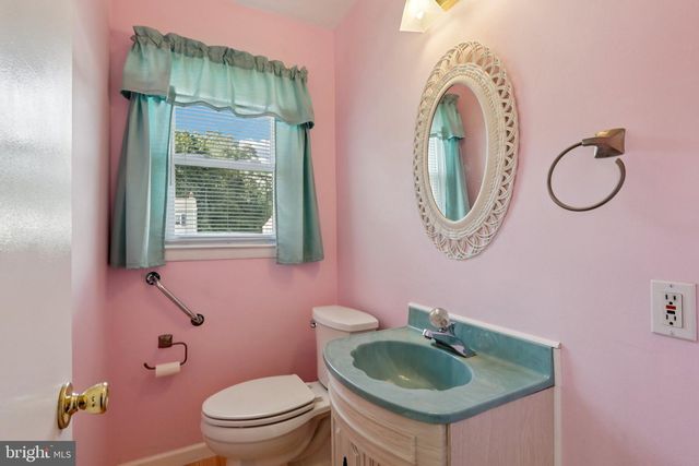 910 GLENROY RD, Philadelphia, PA 19128