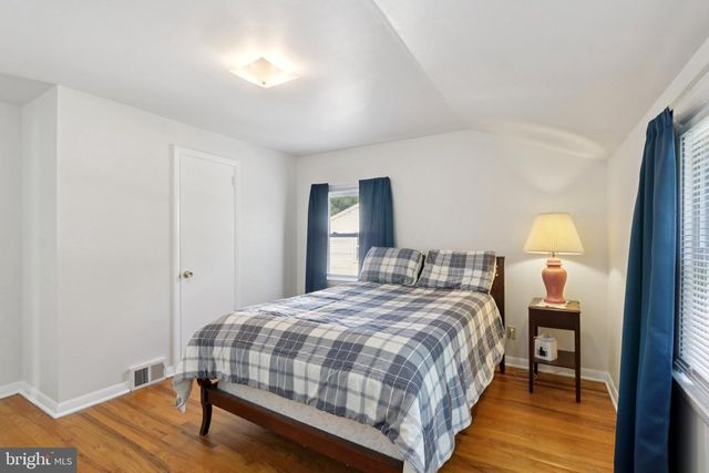 910 GLENROY RD, Philadelphia, PA 19128
