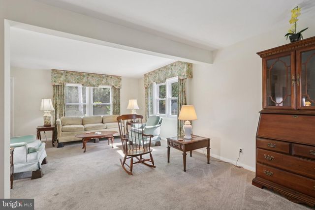 910 GLENROY RD, Philadelphia, PA 19128