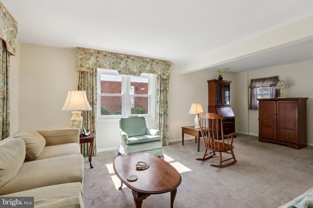 910 GLENROY RD, Philadelphia, PA 19128