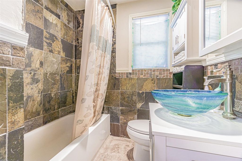 Image 12 of property listing at 1024 APACHE TRAIL, Clearwater, FL 33755