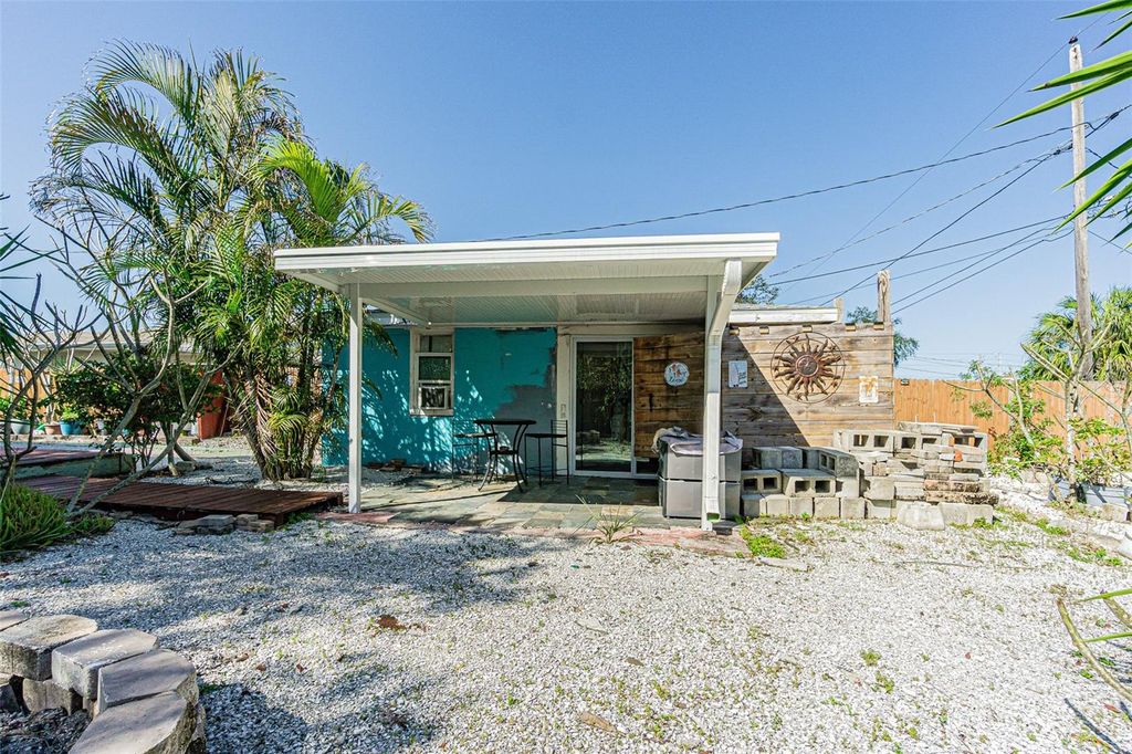 Image 27 of property listing at 1024 APACHE TRAIL, Clearwater, FL 33755