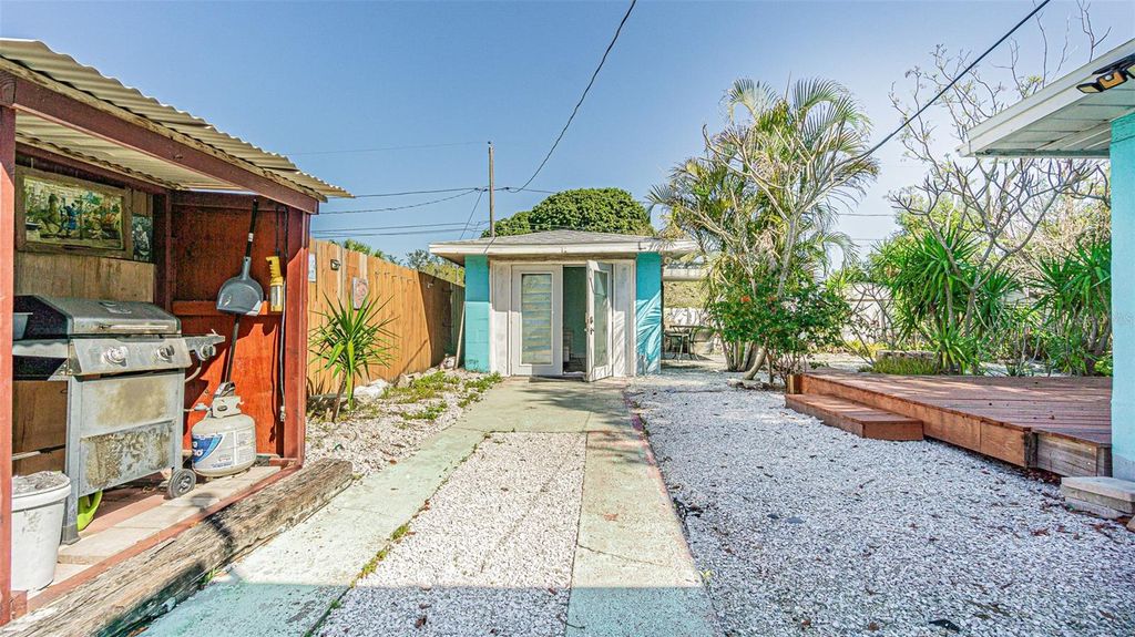 Image 4 of property listing at 1024 APACHE TRAIL, Clearwater, FL 33755